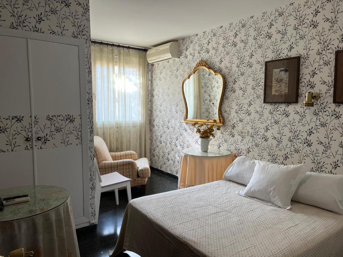 Hostal Pirineos Μπαρμπάστρο Εξωτερικό φωτογραφία