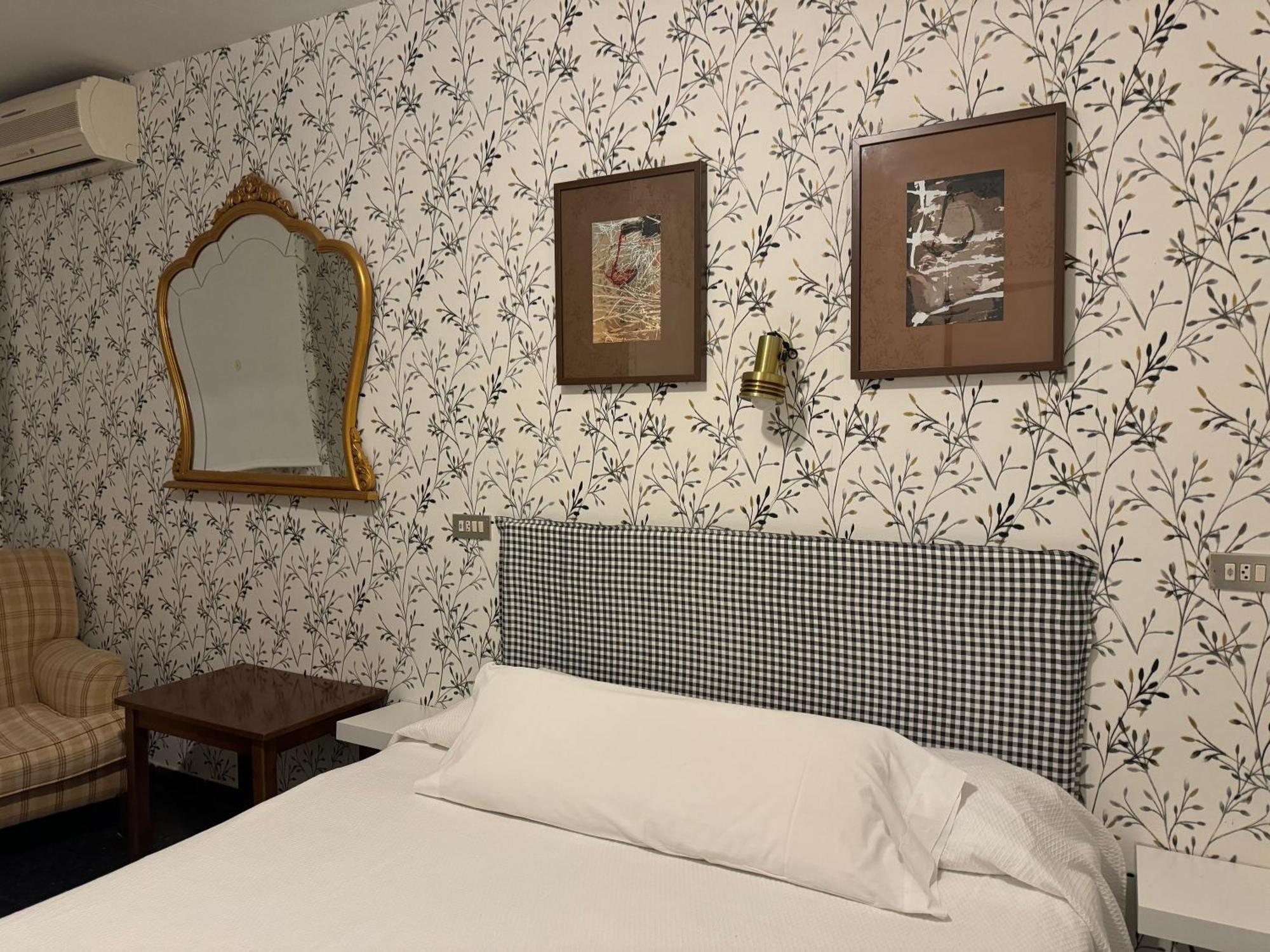 Hostal Pirineos Μπαρμπάστρο Εξωτερικό φωτογραφία